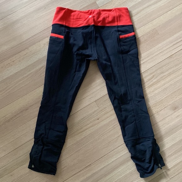 GUC Lululemon crop leggings with zipper openings - Picture 6 of 6